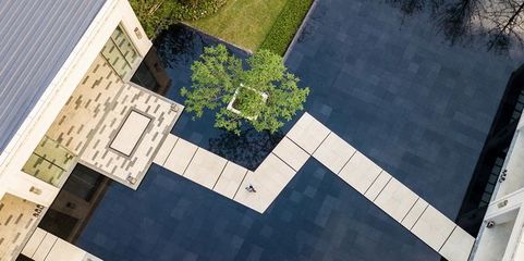 成都中海锦江城 新古典 简约 典雅 新中式 尊贵 展示区 住宅 镜面水 无边际 水中汀步 鸟瞰 仪式感 树池 倒影 景观设计(SED新西林景观国际,受邀加入ASLA协会,拥有风景园林工程设计专项甲级,业务范围:住宅及社区设计 酒店及度假设计、养老地产及产业园区设计、商业地产设计、城市及空间设计、城市规划设计) (1).jpg