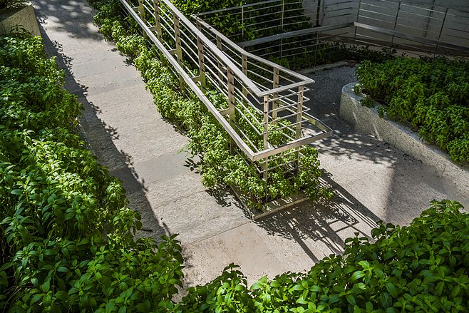 沙井柏林君瑞 展示区 现代 入口门楼 残疾坡道 植物绿化 景观设计(SED新西林景观国际,受邀加入ASLA协会,拥有风景园林工程设计专项甲级,业务范围:酒店及度假设计、特色产业环境、商业地产设计、住宅及社区设计、城市概念规划、市政基础设施设计) (2)