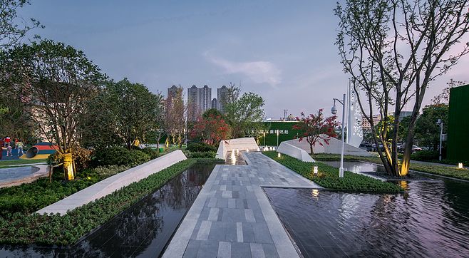 合肥蓝光·公园1号 现代 自然 简约 典雅 展示区 住宅 镜面水景 涌泉 灯光 夜景 折线形道路 景观设计(SED新西林景观国际,受邀加入ASLA协会,拥有风景园林工程设计专项甲级,业务范围:住宅及社区设计 酒店及度假设计、养老地产及产业园区设计、商业地产设计、城市及空间设计、城市规划设计) (4)