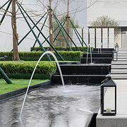 佛山中海·新晟华府(示范区) 展示区 新古典 售楼部 特色雕塑水景景墙 植物 特色树池 灯光 夜景 景观设计(SED新西林景观国际,受邀加入ASLA协会,拥有风景园林工程设计专项甲级,业务范围:住宅及社区设计、酒店及度假设计、养老地产及产业园区设计、商业地产设计、城市及空间设计、城市规划设计) (1).jpg