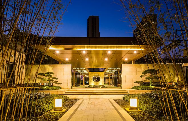 长沙万科魅力之城二期展示区 现代 中式 新中式 展示区 竹 灯具 植物 园路 铺装 通道对景 夜景 景观设计(SED新西林景观国际,受邀加入ASLA协会,拥有风景园林工程设计专项甲级,业务范围:住宅及社区设计 酒店及度假设计、养老地产及产业园区设计、商业地产设计、城市及空间设计、城市规划设计)
