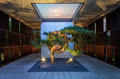 武汉联投中心 现代中式 典雅 展示区 廊架 月亮门 造型松柏树 对景 铁艺格栅 镂空铁艺屏风 景观设计(SED新西林景观国际,受邀加入ASLA协会,拥有风景园林工程设计专项甲级,业务范围:酒店及度假设计、特色产业环境、商业地产设计、住宅及社区设计、城市概念规划、市政基础设施设计) (7)