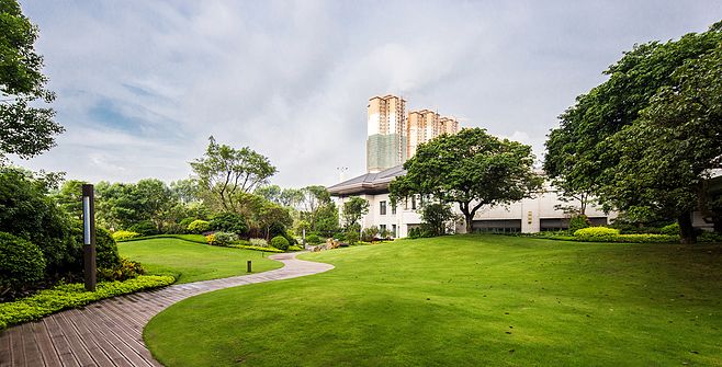 广州泰康之家·粤园 典雅 自然 生态 木平台 地形 堆坡 植物 景观设计(SED新西林景观国际,受邀加入ASLA协会,拥有风景园林工程设计专项甲级,业务范围:住宅及社区设计、酒店及度假设计、养老地产及产业园区设计、商业地产设计、城市及空间设计、城市规划设计) (7)