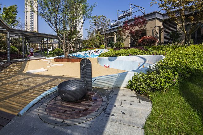 长沙万科魅力之城 现代自然 展示区 样板区 儿童活动场地 沙坑 景观设计(SED新西林景观国际,受邀加入ASLA协会,拥有风景园林工程设计专项甲级,业务范围:住宅及社区设计、酒店及度假设计、养老地产及产业园区设计、商业地产设计、城市及空间设计、城市规划设计) (2)